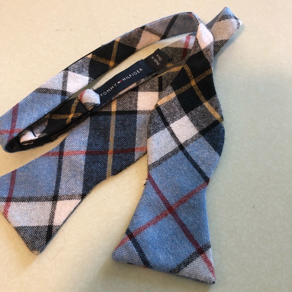 Wool Tommy Hilfiger bow tie w/ tartan plaid print
